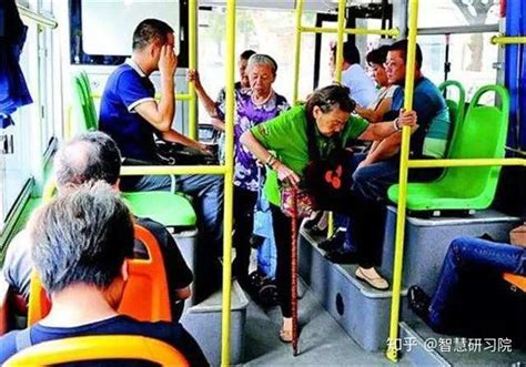 70岁老人深夜坐公交