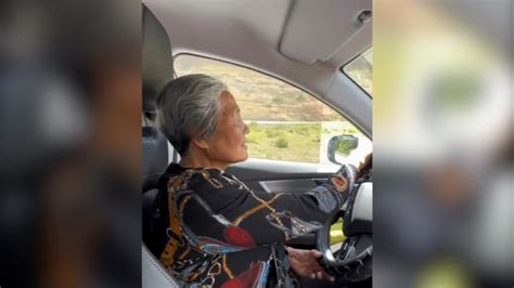 71岁的老太太自驾游被别车