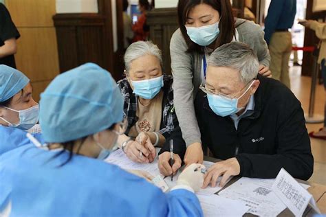 80岁老人打疫苗处理结果