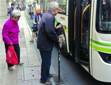 81岁老人公交站静等两天