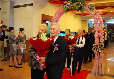 86岁老人迎娶初恋女友