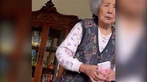 90岁妈妈偷偷塞零花钱
