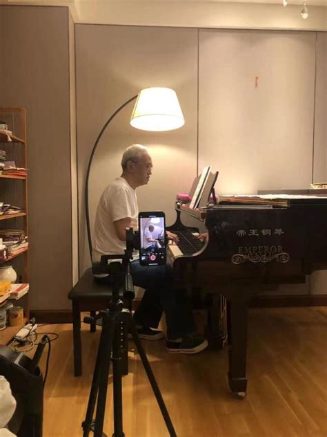 90岁老头弹钢琴