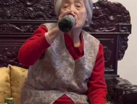 91岁姥姥错把啤酒当饮料吃视频