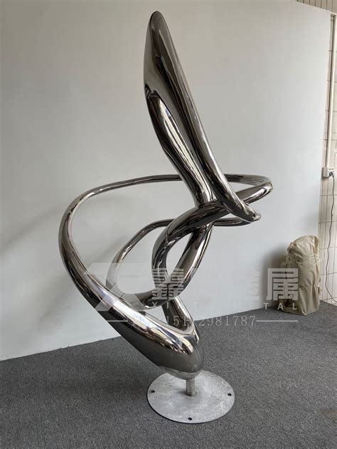alan gibbs的不锈钢雕塑作品